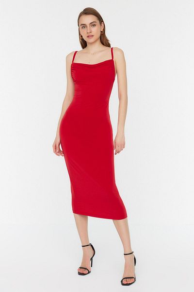 Trendyol Collection Rotes, figurbetontes Midi-Bleistiftkleid aus flexiblem Strick mit Degaje-Kragen und Midi-Trägern TWOSS19AD0020