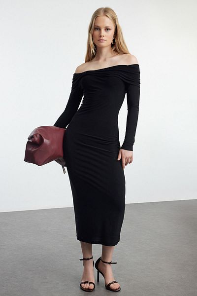 Trendyol Collection Flexibilní midi pletené šaty – límec Carmen, černé, střih na tělo TWOAW25EL00201