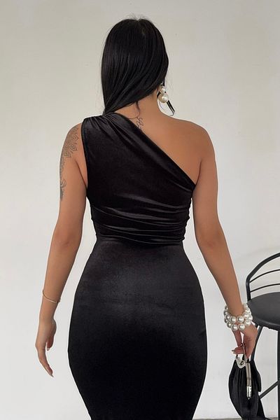 Trendyol Collection Schwarzes, figurbetontes, einschultriges Samt-Strickkleid TPRAW25EL00173