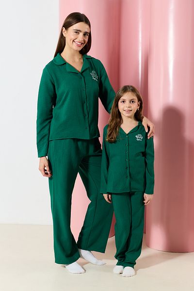 TRENDYOLKIDS Szmaragdowo zielony dziewczęcy wzorzysty zestaw piżamowy Mini Me Mother Girl