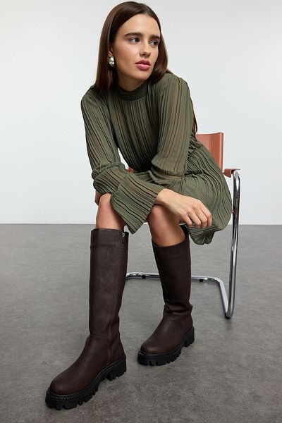 TRENDYOL SHOES Tmavě hnědé dámské boty s tlustou podrážkou Takaw25Cz00018
