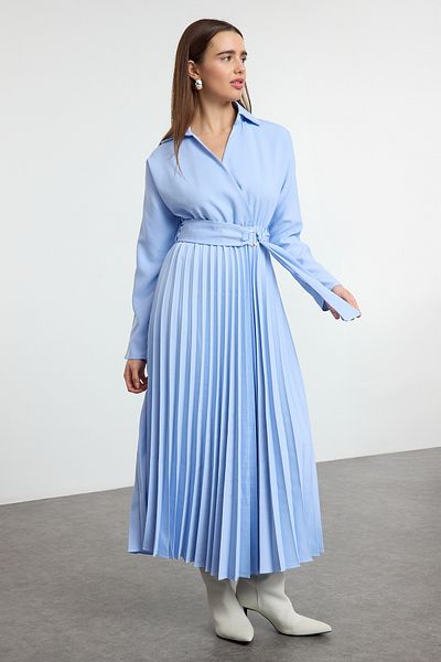 Trendyol Collection Modré maxi šaty s plisovanou sukní a páskem – dvouřadý límec Twoaw25El00234