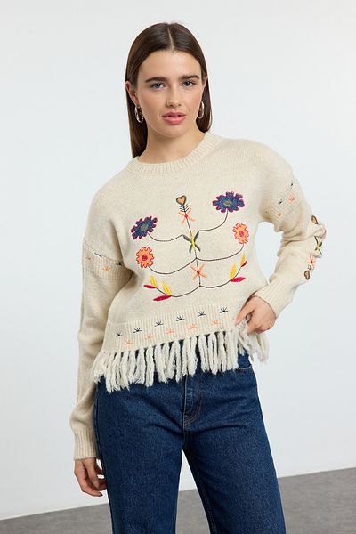 Trendyol Collection Weicher Strickpullover – Ecru, Quaste, Stickerei TWOAW25KZ00396