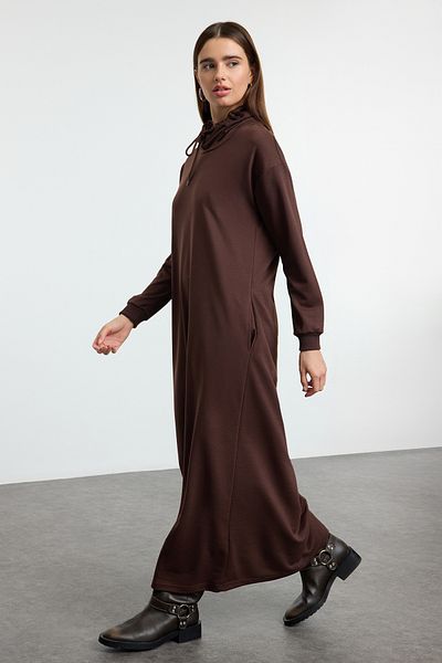 Trendyol Modest Καφέ Υπερμεγέθη γιακά Δαντέλα Λεπτομερές μακρύ πλεκτό φόρεμα TCTSS22EB0132