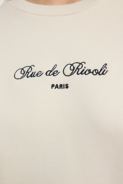 Trendyol Collection Béžový Slogan Knoflíček Detailní Regular Fit Silný fleece Uvnitř Pletená mikina Twoaw25Sw00015