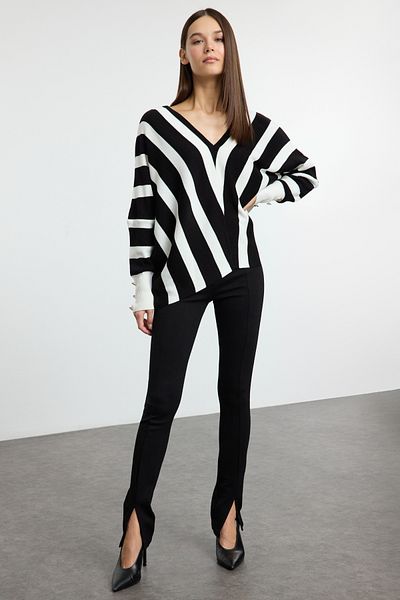 Trendyol Collection Pulover negru cu decolteu în V cu dungi TWOAW25KZ00390