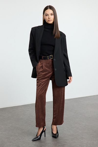 Trendyol Collection Braune Karotten-Webhose aus Samt TWOAW25PL00064