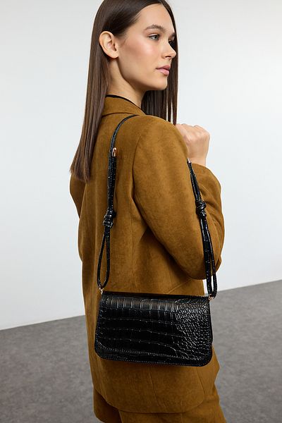 TRENDYOL SHOES Geantă de umăr pentru femei cu model de crocodil negru cu curea reglabilă TAKAW25OC00011