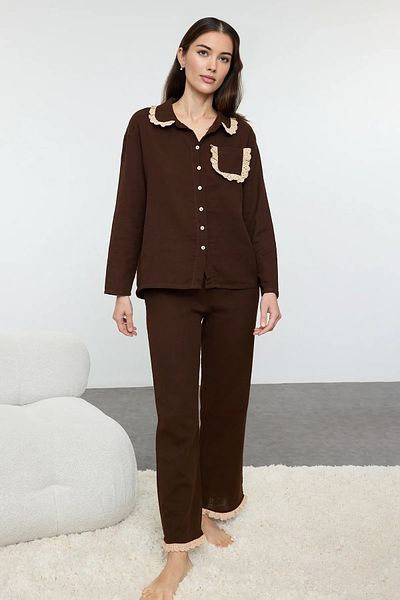 Trendyol Collection Brązowy zestaw piżam z muślinu z brodą i kieszeniami Thmaw25Pt00232