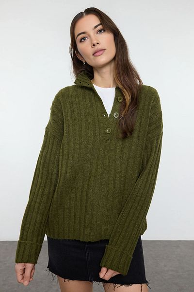 Trendyol Collection Weich strukturierter Khaki-Strickpullover mit breiter Passform – Stehkragen TWOAW21KZ0783