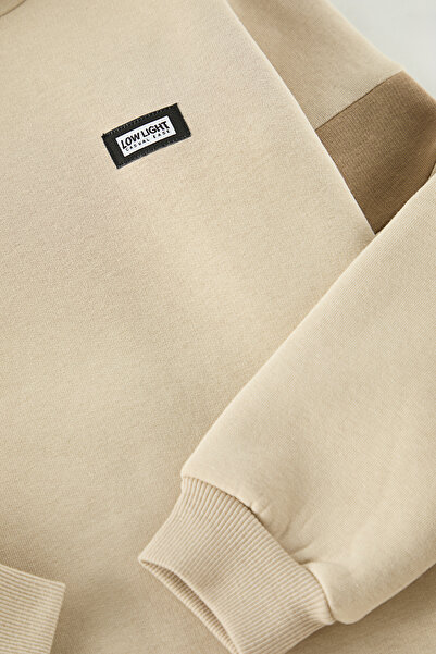 TRENDYOLKIDS Fiú bézs kapucnis mini pulóver - színes blokk, sima kötött TKDAW25SW00110