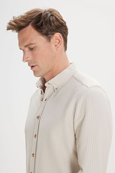 ALTINYILDIZ CLASSICS Erkek Bej Slim Fit Dar Kesim Keten Görünümlü Gofre Desenli Düğmeli Yaka Gömlek