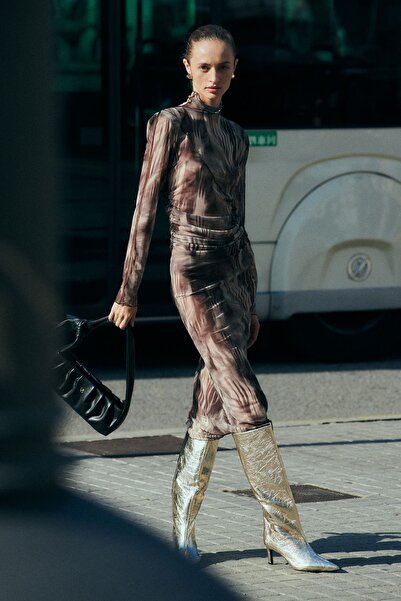 Pilea Ирен Меш рокля с асиметрични шевове (дълги ръкави с вътрешна подплата)