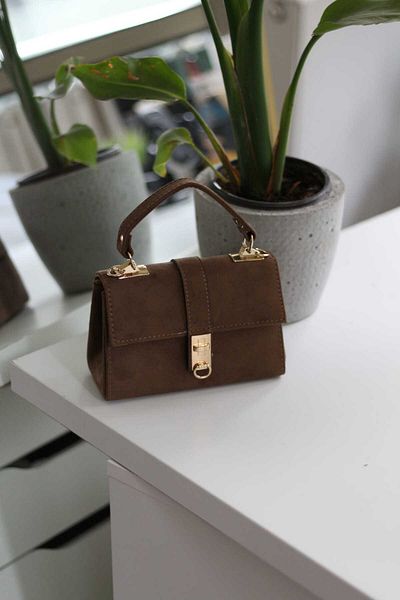 Moom Bag Дамска ръчна ръчна чанта за рамо с тъмнокафява катарама и верижка