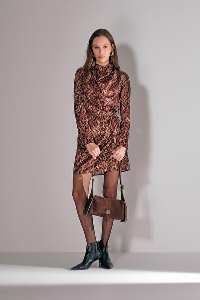 EXPLOSION Desenli Saten Parlak Taşlı Aksesuarlı Yüksek Degaje Yaka Mini Elbise