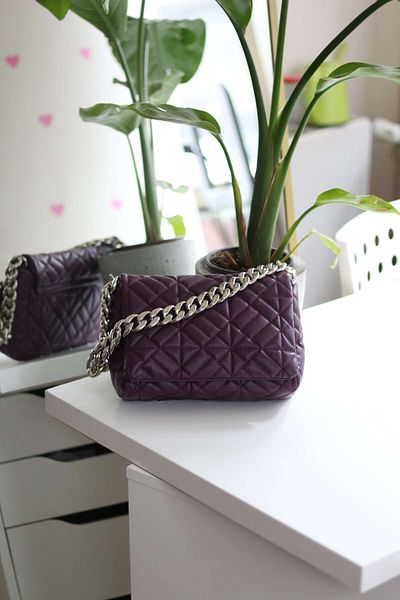 Moom Bag Geantă de umăr matlasată violet pentru femei, cu model, cu detaliu de accesoriu de lanț argintiu
