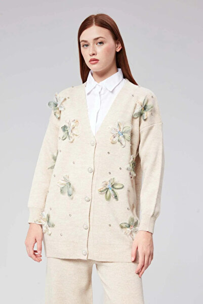 Hatun Atila سترة صوفية منسوجة بتفاصيل زهور ولؤلؤ من التول باللون الأزرق الفاتح