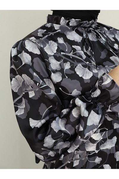 Modamorfo Bedrucktes Kleid aus Seidensatin mit Lettuce-Kragen – Schwarz