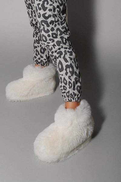 Beyond Women's White Bumble Ultra Light Furry Slippers with Fur Inside 4cm Bynd03