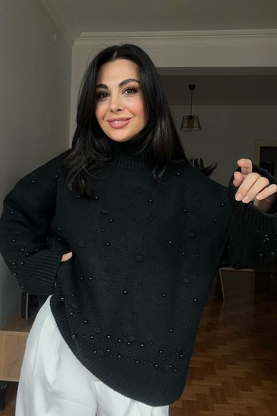 Seda Yalçın Atelier Pulover tricotat pe jumătate de pescar cu perle negre