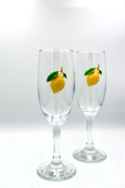 iQey Home كوب ماء بجانب القهوة مع تفاصيل الليمون