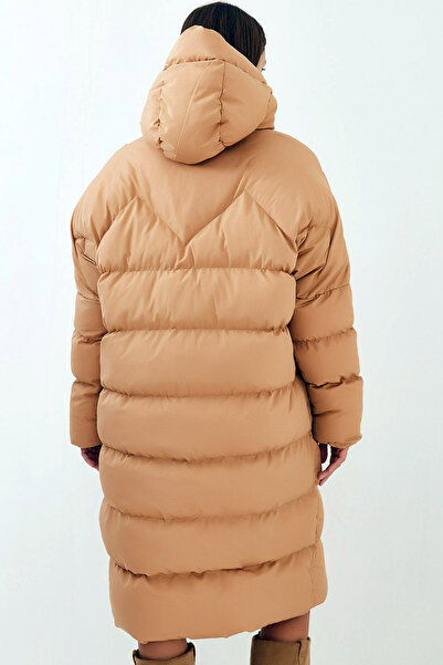 Ottawe Kapüşonlu Rahat ve Bol Kalıp Fermuarlı İki Cepli Diz Altı Midi Boy Şişme Mont