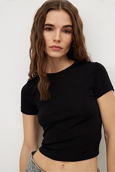 TUBİA تي شيرت نسائي أسود اللون أساسي بأكمام قصيرة