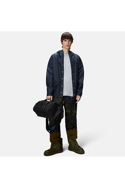 Rains Die wasserdichte Jacke ist aus dem charakteristischen PU-Stoff von Rains geschnitten und verfügt über ultraschallverschweißte Nähte