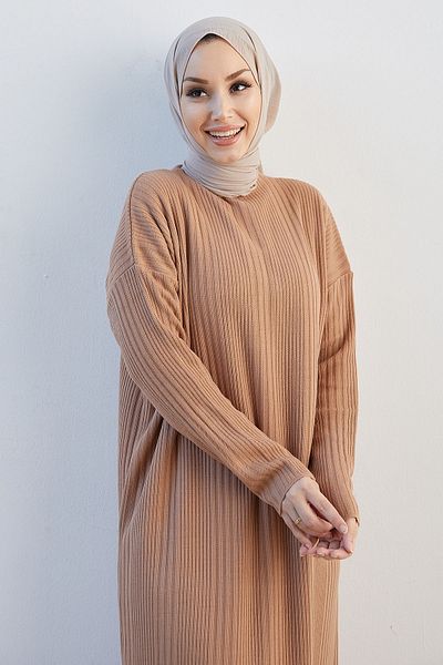 InStyle Langes Strickkleid mit Rollkragen von Arissa – Kamel