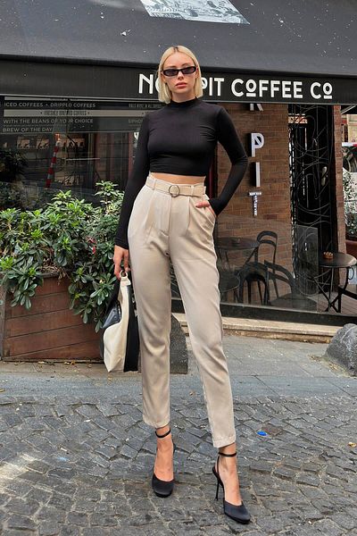 Swist Beigefarbene Vivon-Damenhose mit hoher Taille und Gürtel – elastische Taille
