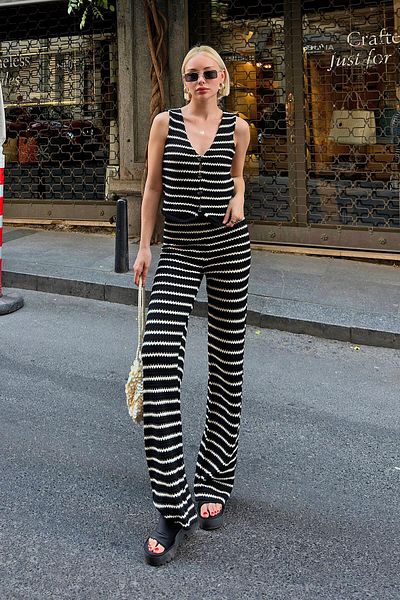 Swist Schwarzes, zweifarbig gestreiftes Strickwesten- und Hosenset für Damen