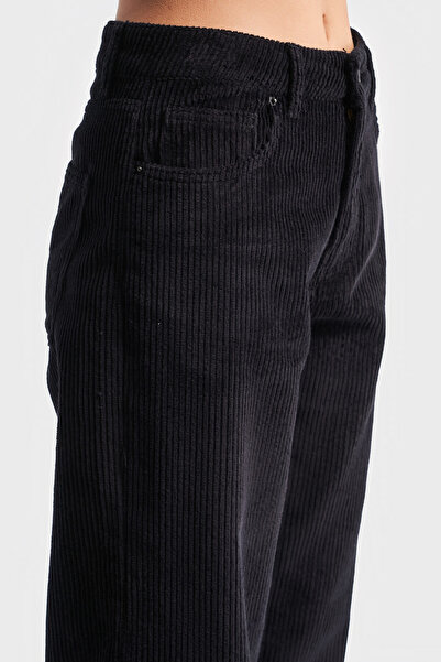 its basic Pantaloni de damă de culoare neagră Lora Loose Fit din velur gros
