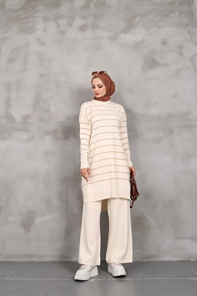 FATELLA KADIN MODEST KENDİNDEN DESENLİ YANDAN YIRTMAÇLI SİMLİ TRİKO TUNİK