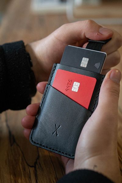 minimal X design Minimal X V2 - Suport card de culoare antracit cu mecanism - Piele autentică și lucrat manual - Practic și ușor