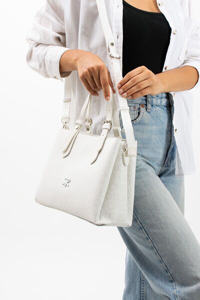 Çanta Trend Geantă Polo Of Colors pentru femei, cu monogramă scrisă, din piele artificială albă, cu curea reglabilă la mâna