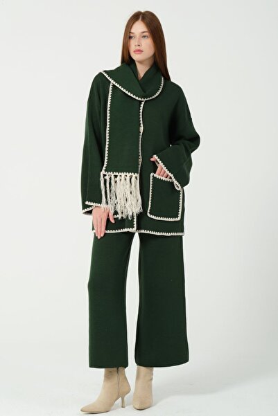 CELT طقم تريكو ثلاثي باللون الأخضر الزمردي - بأزرار وجيب