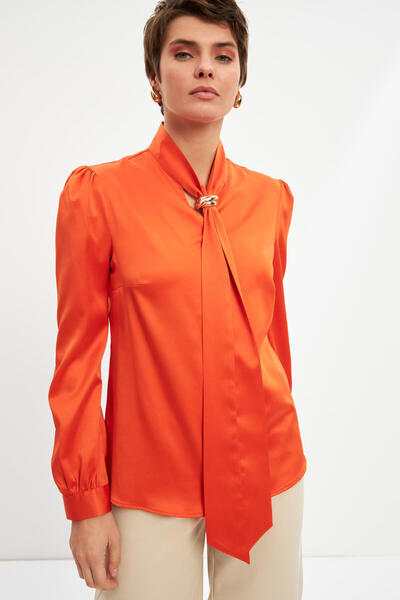 STELLA PULVIS Turuncu Fularlı Saten Gömlek