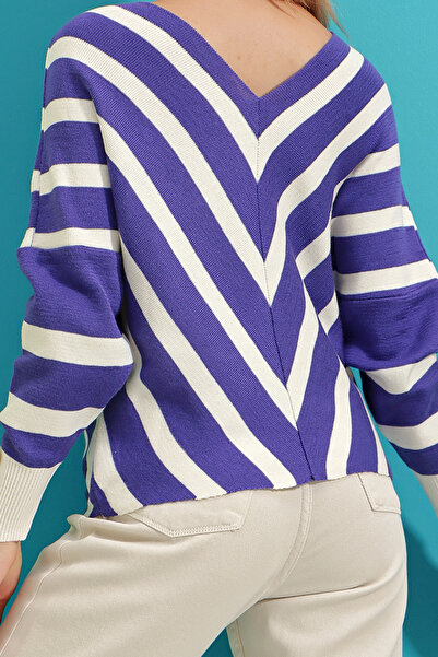 VAGGON Women's Black V-Neck Padded Knotted Crepe Blouse Vgn-X10866