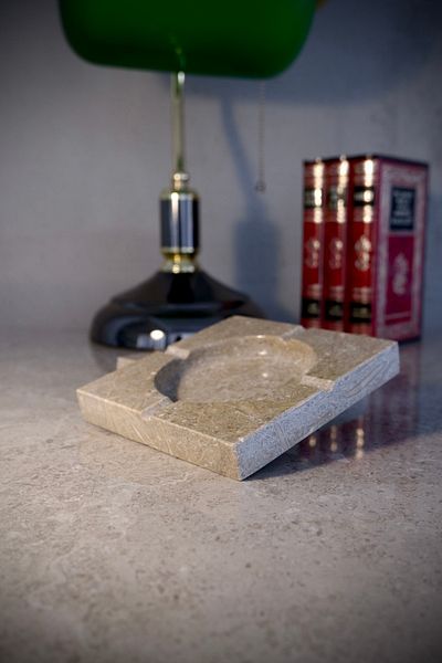 Voodo Concept Scrumieră din marmură cu iarbă de mare 12 x 12 x 2 cm