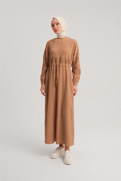 Armine Φόρεμα με κέντημα στη μέση Camel - 24y9811