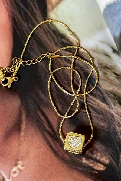 Trendy Butik قلادة على شكل قلب من الفولاذ المكعب مع حجر الزركون (متوفرة في كل...