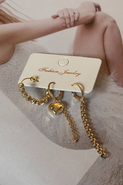 Trendy Butik مجموعة من ثلاث أزواج من الأقراط مع تفاصيل سلسلة وقلب