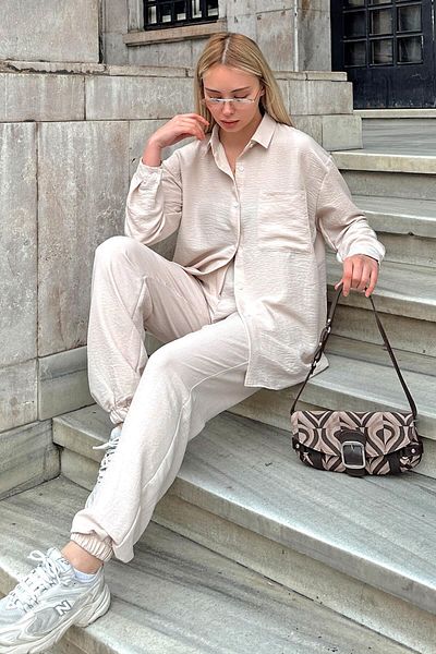 Swist Beiges elastisches Set mit einer Tasche aus Hemd, Hose und Oberteil für Damen