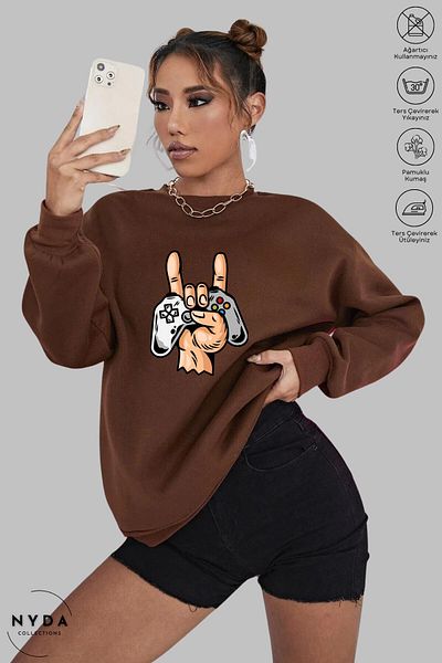 Nyda Collections Унисекс суитшърт с дълъг ръкав, щампа на игрова конзола и кръгло деколте, без качулка и повдигнати елементи