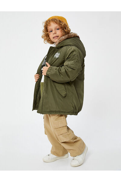 Koton Σακάκι από ψεύτικη γούνα με κουκούλα με λεπτομέρεια - Τσέπη με φερμουάρ