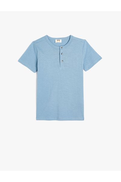 Koton Basic-T-Shirt aus Baumwolle mit Rundhalsausschnitt, kurzen Ärmeln und Knöpfen