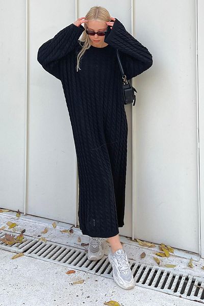 Swist Schwarzes geflochtenes Strick-Midikleid mit Rundhalsausschnitt für Damen