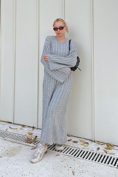 Swist Graues geflochtenes Strick-Midikleid mit Rundhalsausschnitt für Damen