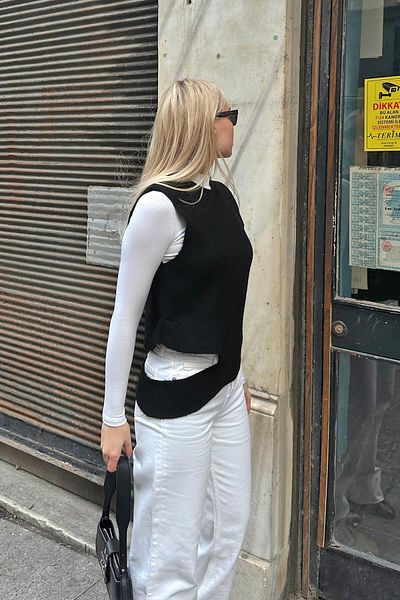 Swist Black Low-cut Crew Neck Knitted Women's Knitwear Sweater
