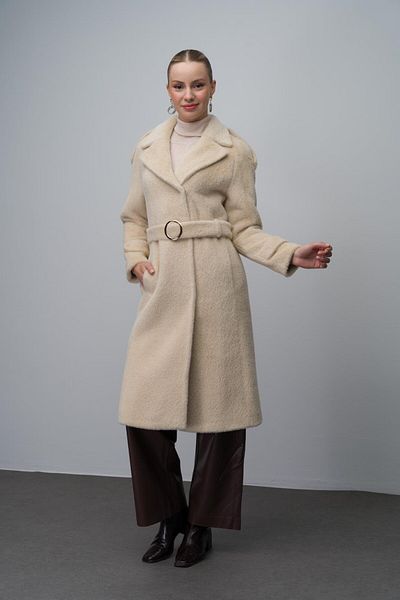 Olcay Beigefarbener Mantel im Angora-Look 3074 – mit Schnappverschluss und Kettenzubehör